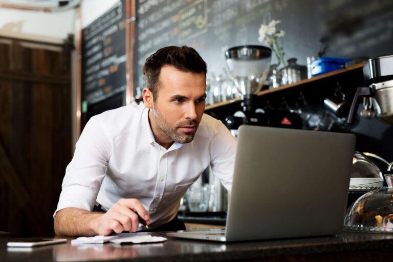 lp-ban-man-at-coffee-shop-counter-laptop