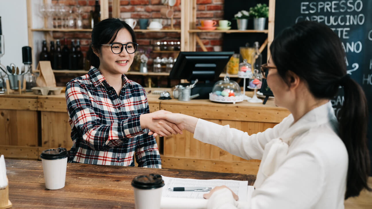 Recruitment strategies: applicant shaking hands with an employee