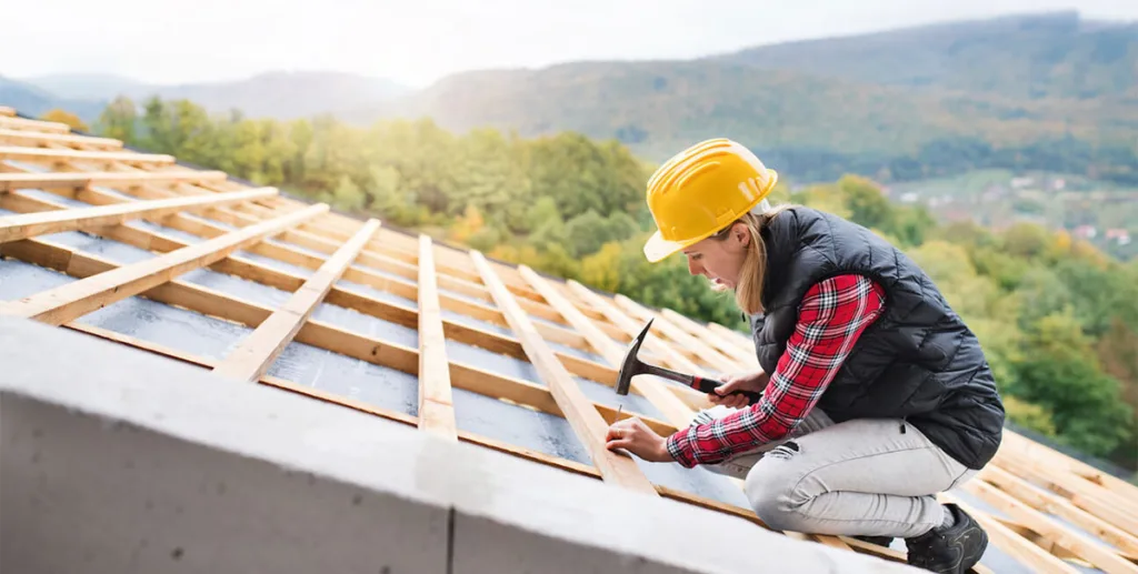 Free roofing leads: construction worker using a hammer