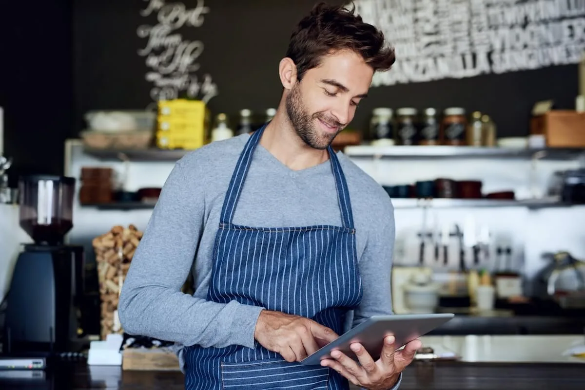 Online restaurant reservation system: cafe manager using a tablet