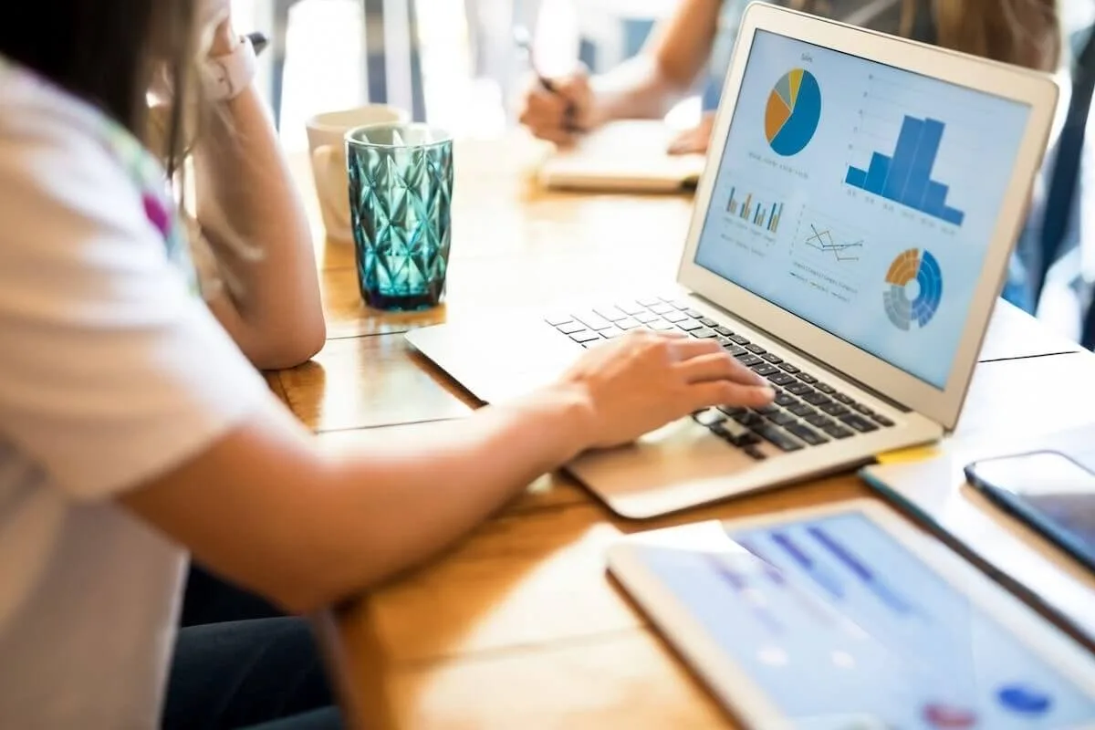 Restaurant social media marketing: employee using a laptop