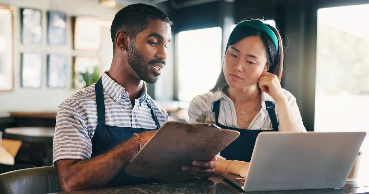 Restaurant online visibility: employees discussing something