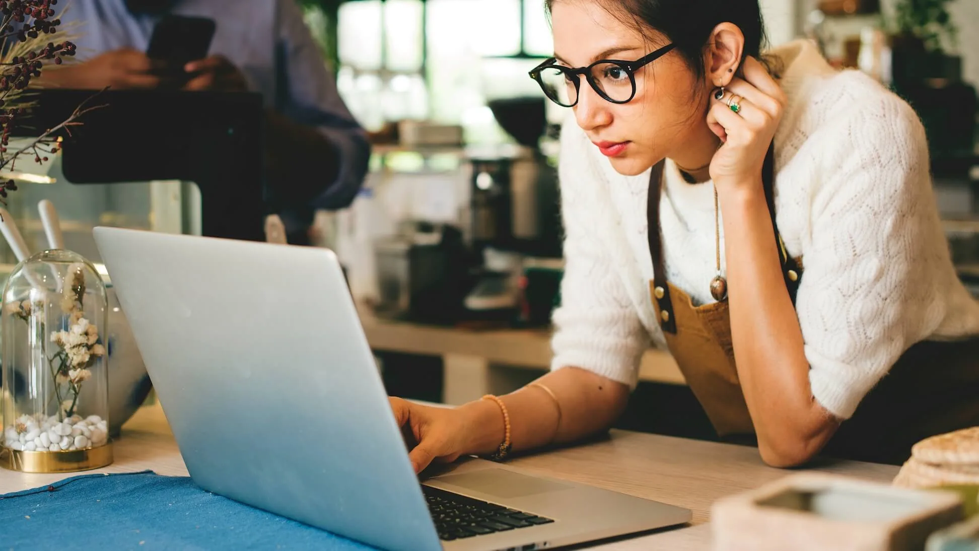 Increase restaurant reservations using social media: manager using a laptop