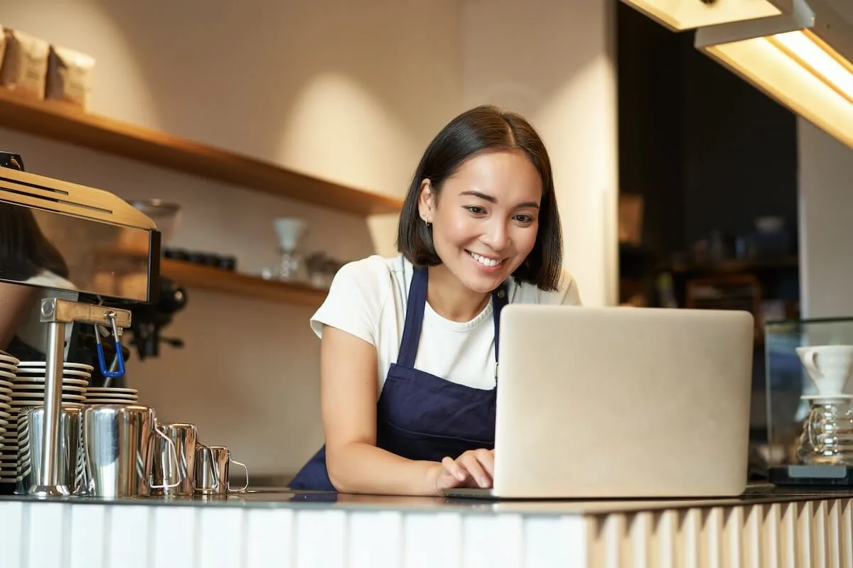 Restaurant online visibility: manager using a laptop