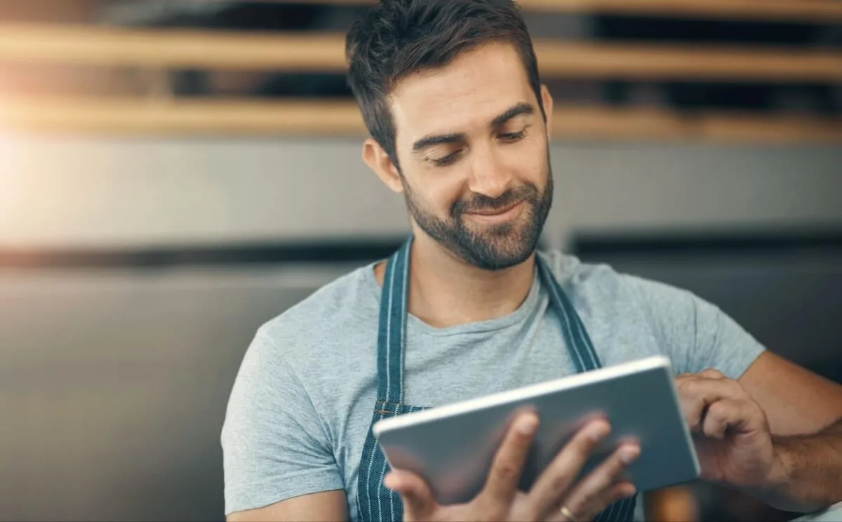 restaurant worker completing an online order