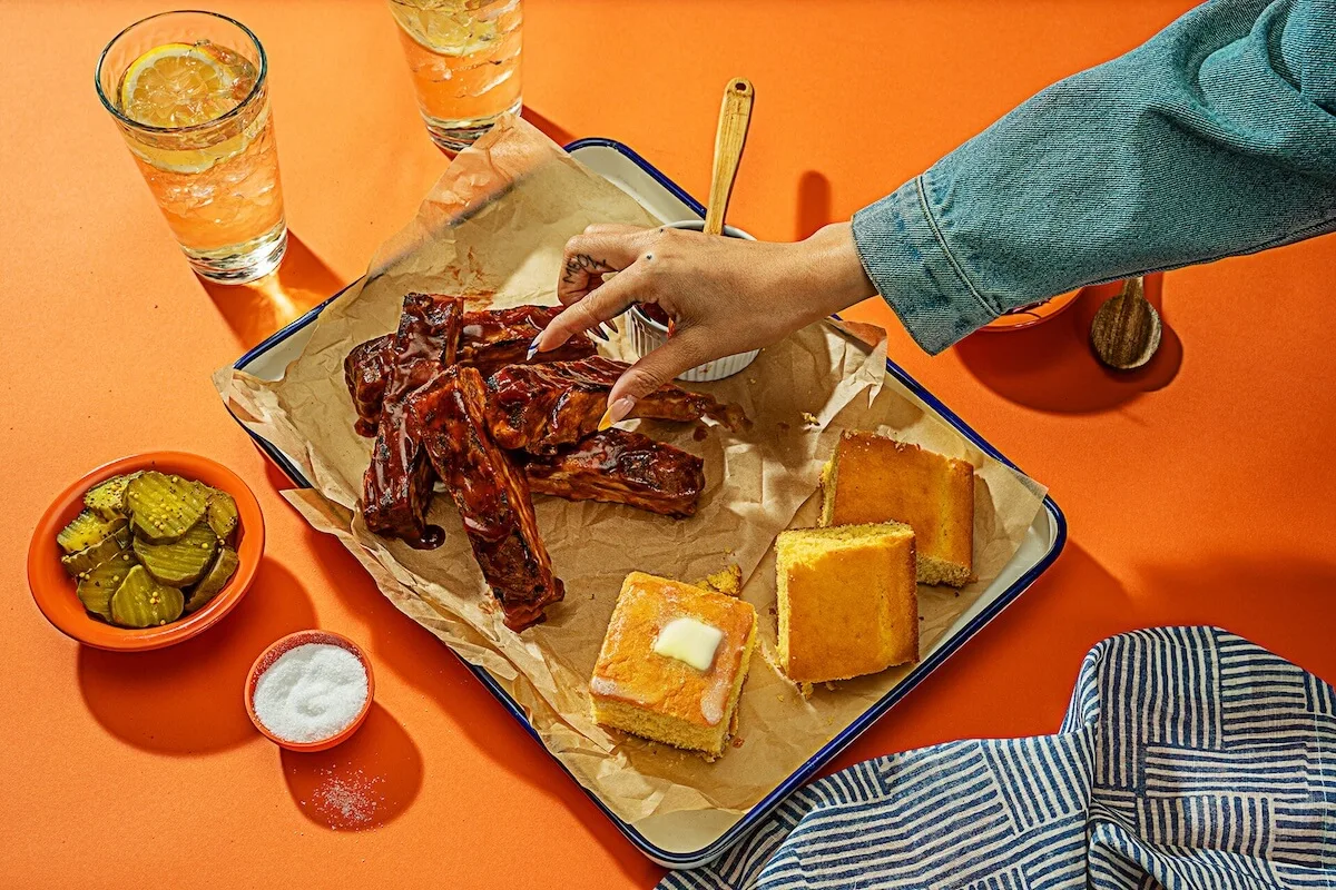Ribs and slices of bread on a tray