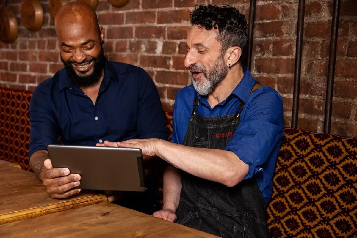 Restaurant SEO: waiter and manager using a tablet