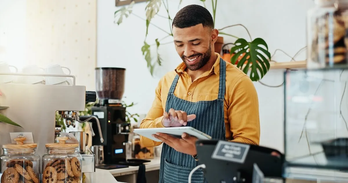 Restaurant management software: waiter using a tablet