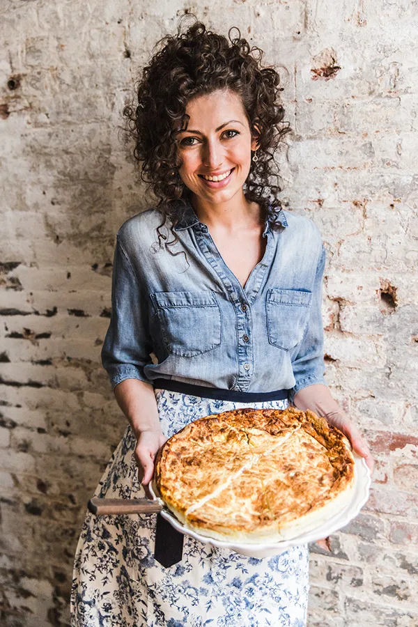 Photo of Maman co-founder Elisa Marshall holding a quiche by Arianna Tettamanzi.