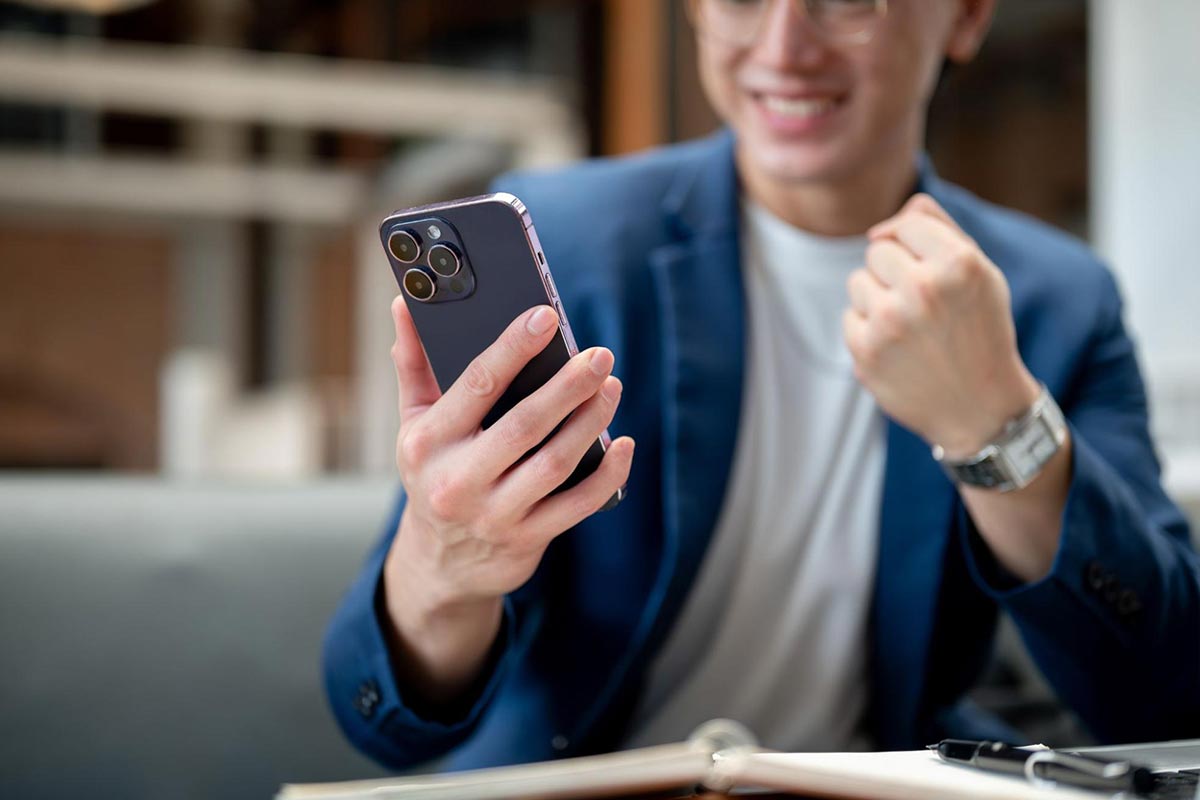 A restaurant customer uses AI-powered answering services on their phone.